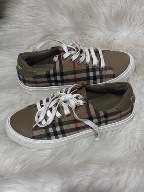 ♡ Burberry sneakers ♡ 6.5 , with box & dustbag